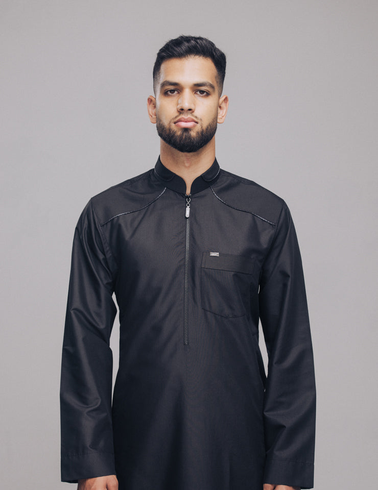 Amaani Edge Thobe in black, front view of men's thobe with Mandarin collar