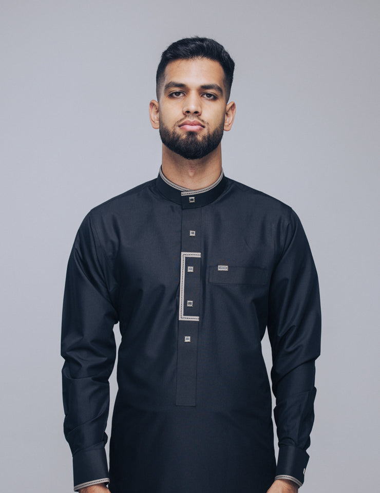 Amaani Elegance thobe in black, patterned collar and placket with signature buttons