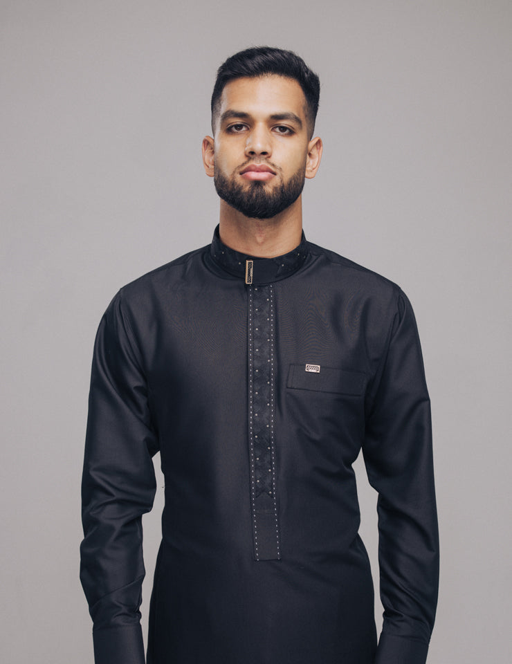 Amaani Onyx Thobe in black, front view of men's thobe with Saudi collar fabric contrast