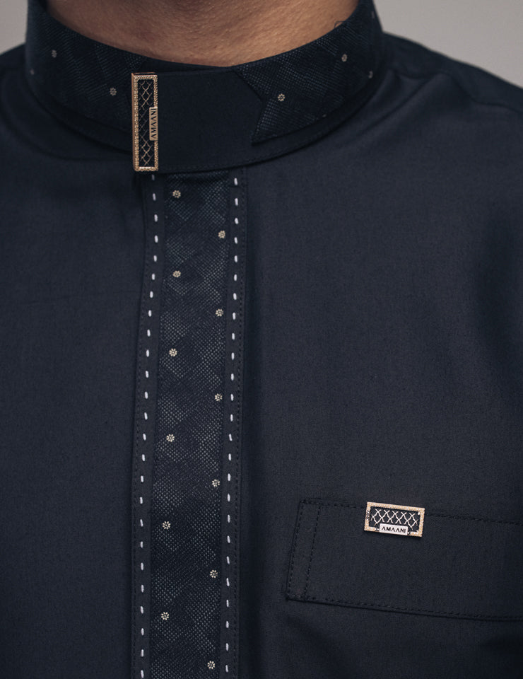 Black Amaani Onyx Thobe showing hidden zip placket with contrast detail, men's thobe