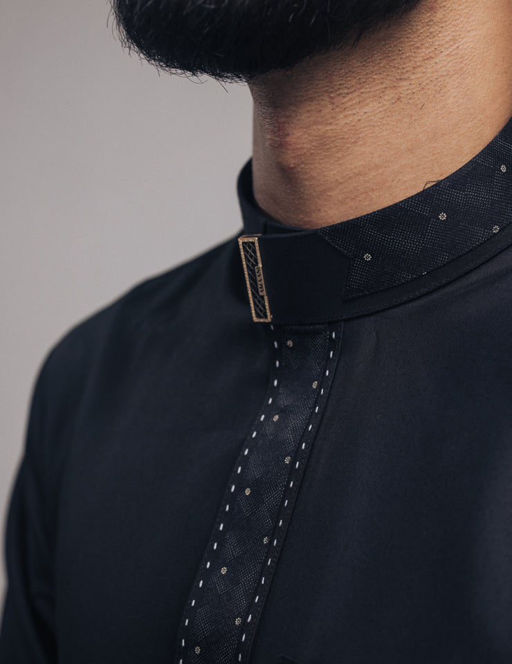 Amaani Onyx Thobe in black, close up of the Saudi collar contrast and signature button