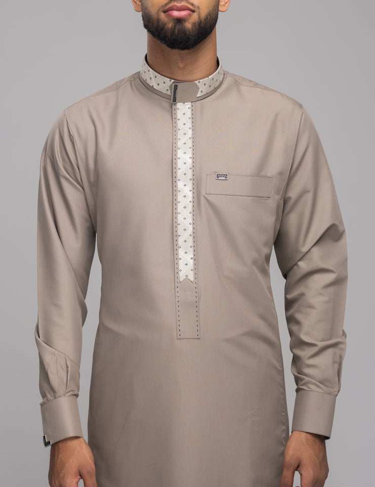 Amaani Onyx Thobe in beige, front view with contrast Saudi collar and signature button