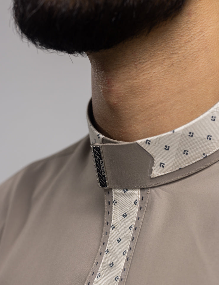 Amaani Onyx Thobe in elegant beige, close up of the contrast Saudi collar and signature button