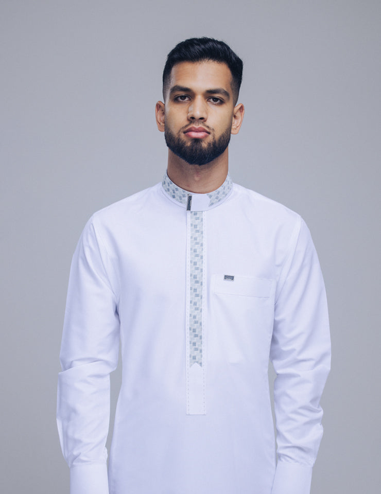 Amaani Onyx Thobe in white, front view of Saudi collar men's thobe with fabric contrast