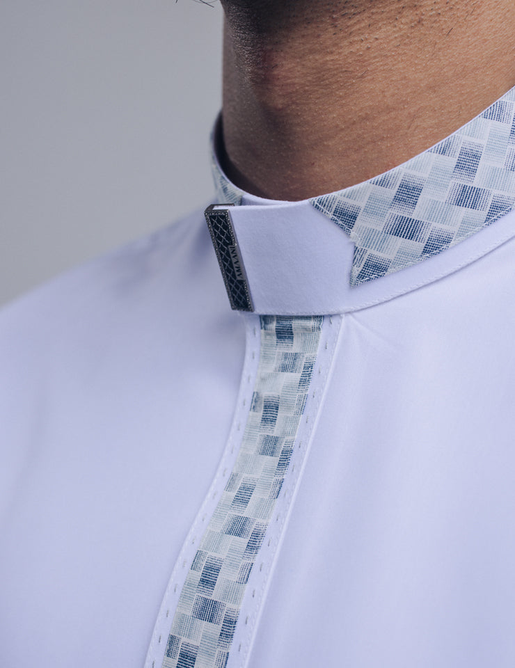 Amaani Onyx Thobe in white, close up of contrast Saudi collar and hidden zip placket