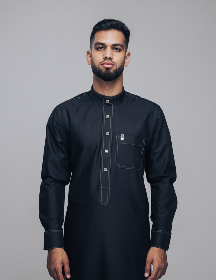 Amaani Royal Thobe in black, front view of Saudi collar men's thobe