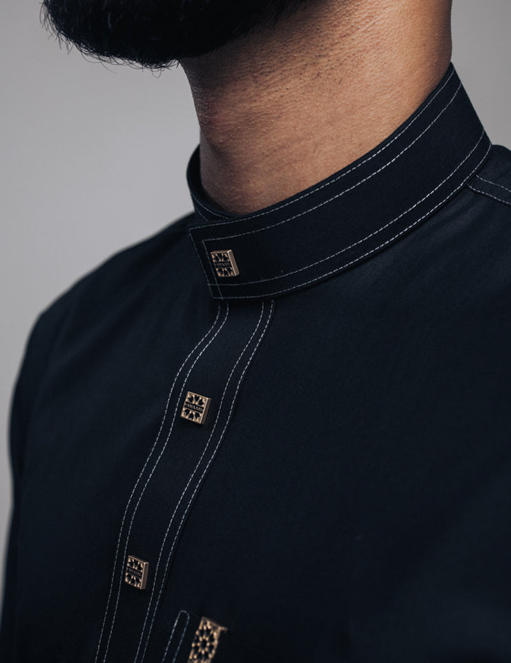 Amaani Royal Thobe in black, side view of the Saudi collar with contrast stitching