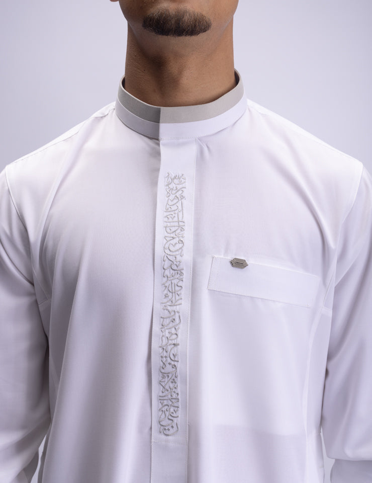 White Amaani Noir Thobe showing subtle beige contrast detailing, premium men's thobe South Africa