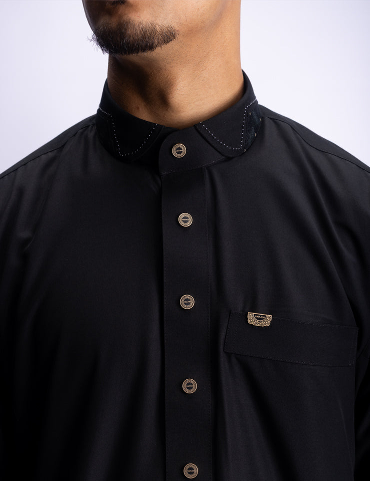 Black Amaani Spade Thobe showing contrast mandarin collar detail, premium men's thobe South Africa