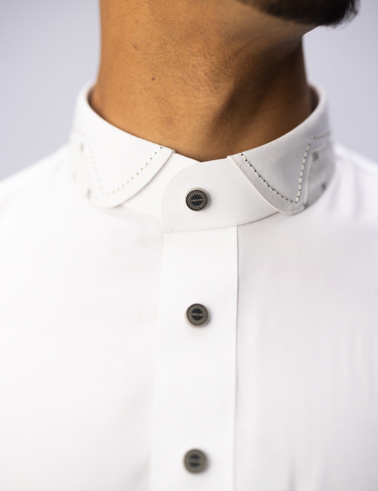 White Spade Thobe by Amaani, tailored silhouette with dual pockets, premium men's thobe SA