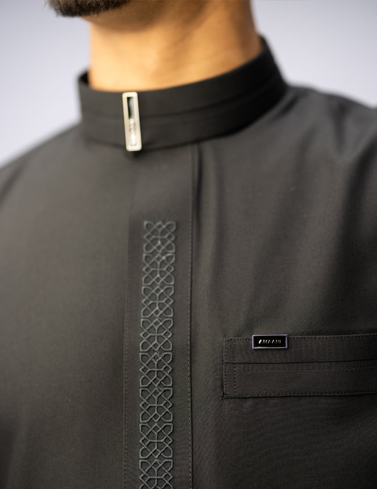 Amaani Sultan Thobe in black, dual pockets and tailored silhouette, premium thobe South Africa