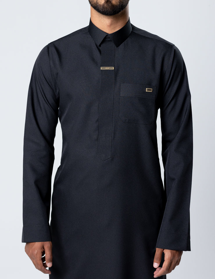 Amaani Fakhama Saudi Thobe in black, half-length view of the shirt-style collar and placket