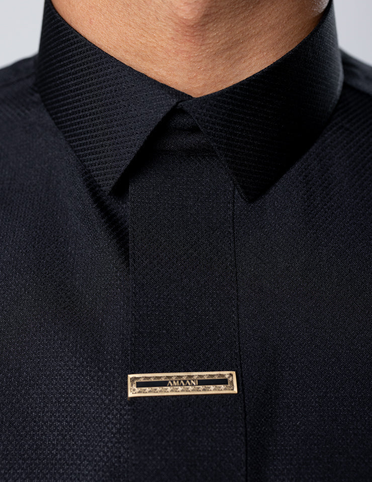 Diamond weave fabric detail on the black Amaani Fakhama Saudi Thobe