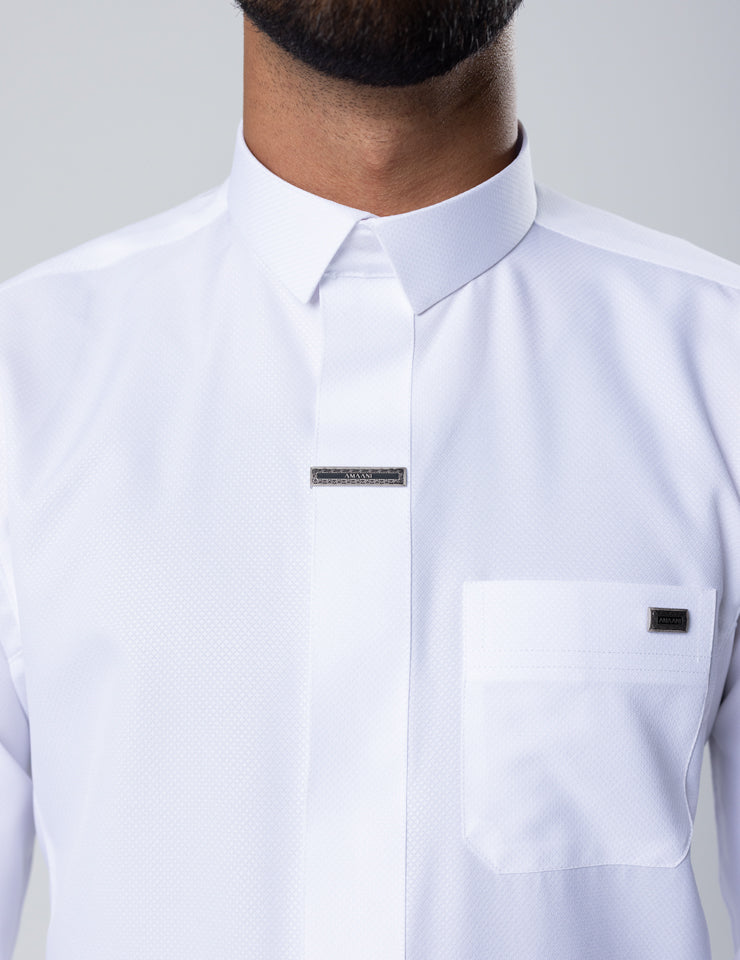 Close half-length view of the white Amaani Fakhama Saudi Thobe in diamond weave fabric