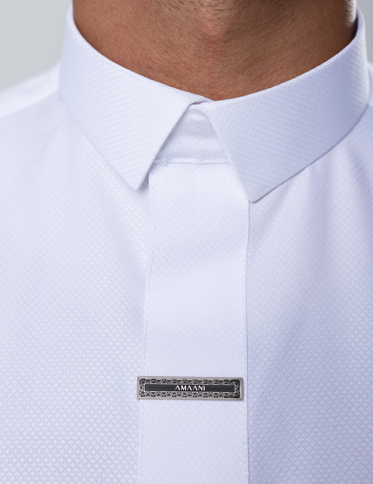 Diamond weave fabric detail on the white Amaani Fakhama Saudi Thobe