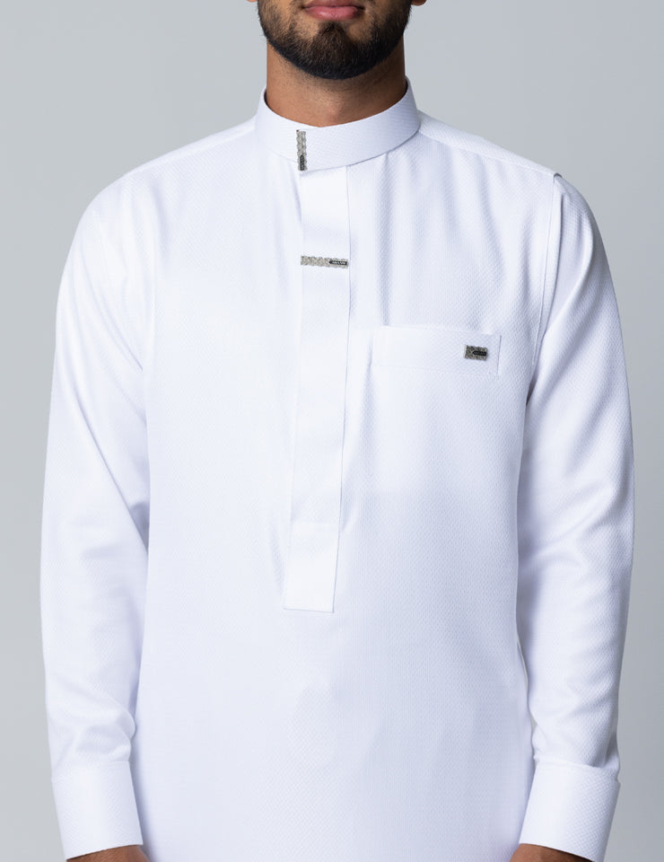Amaani Nibras Saudi Thobe in white, half-length view showing collar and placket detailing