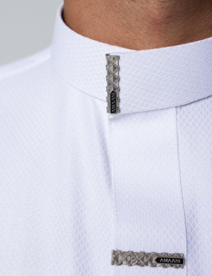 Structured Saudi collar detail on the white Amaani Nibras thobe with signature buttons