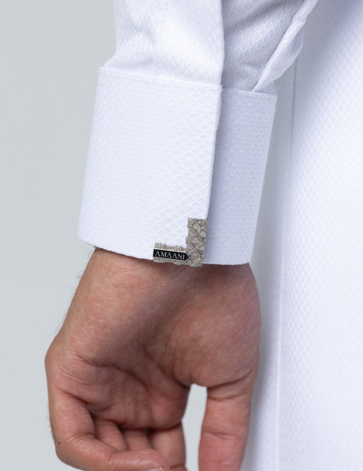 Tailored cuff and button detail on the white Amaani Nibras Saudi Thobe