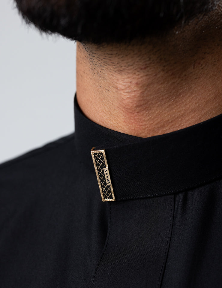 Signature Amaani button detail on the collar of the black Sakeen Saudi Thobe