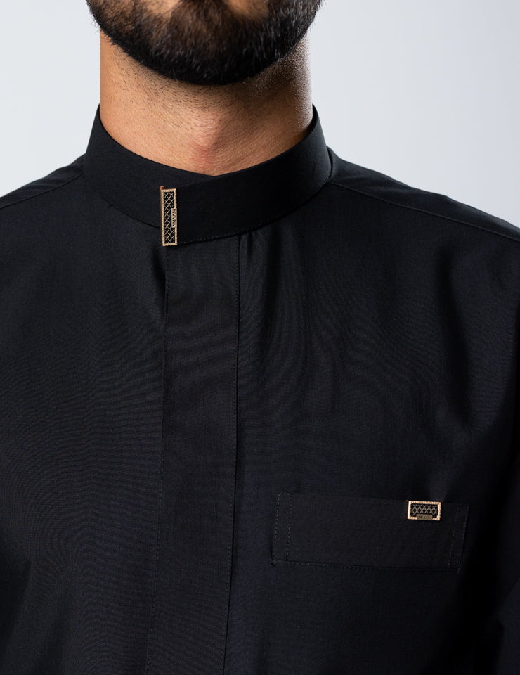 Smooth plain fabric and chest pocket detail on the black Amaani Sakeen Saudi Thobe