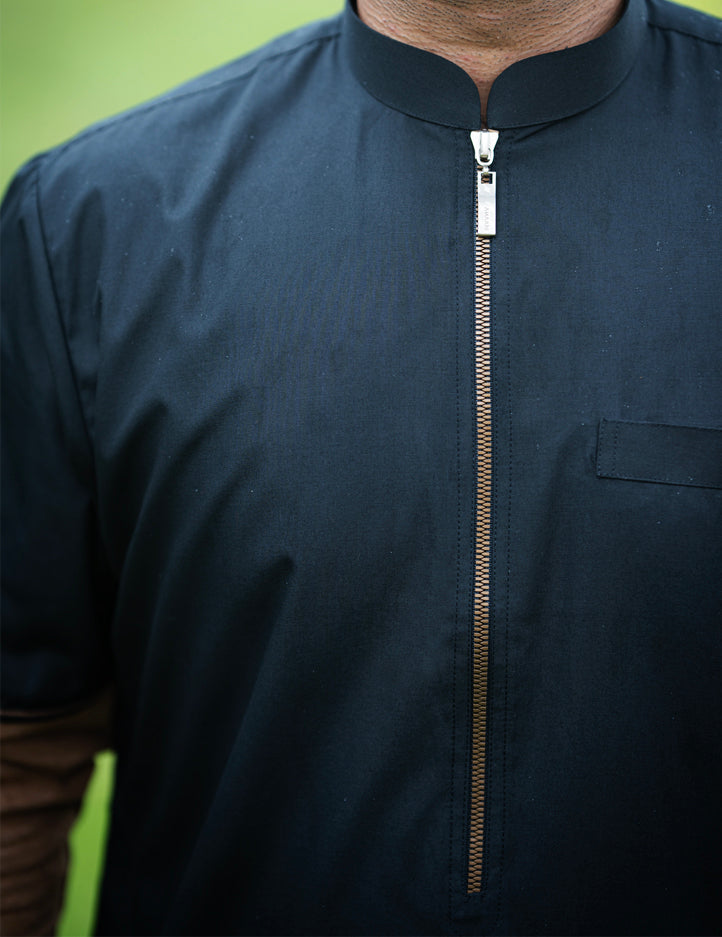 Model wearing the Amaani Urban Thobe in black, zipper placket and Mandarin collar